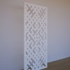 Balts Dekoratīvs sienas panelis LRZ01 ar režģveida frēzējumu – 600x1200 mm Sānskats