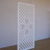 Balts Dekoratīvs sienas panelis LRZ03 ar strukturētu grafisku rakstu – 600x1200 mm sānskats