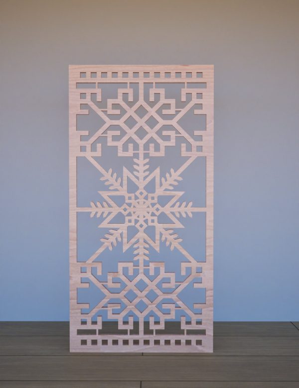 Koka Dekoratīvs sienas panelis LRZ06 ar tautisku rakstu – 600x1200 mm pretskats