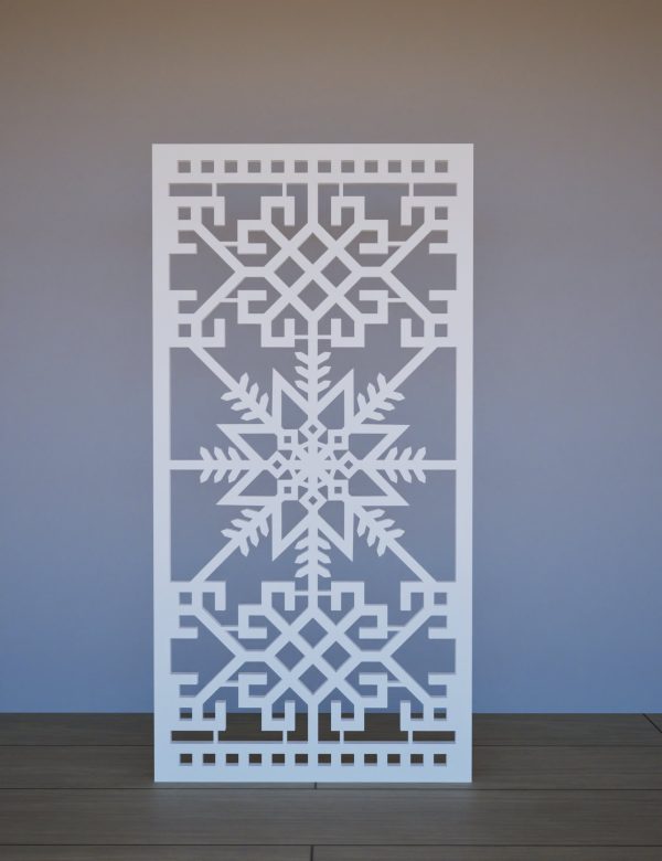 Balts Dekoratīvs sienas panelis LRZ06 ar tautisku rakstu – 600x1200 mm pretskats