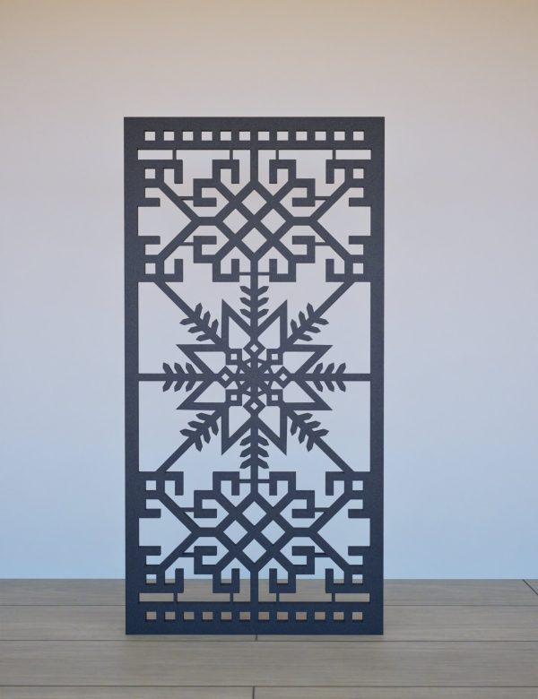 Melns Dekoratīvs sienas panelis LRZ06 ar tautisku rakstu – 600x1200 mm pretskats